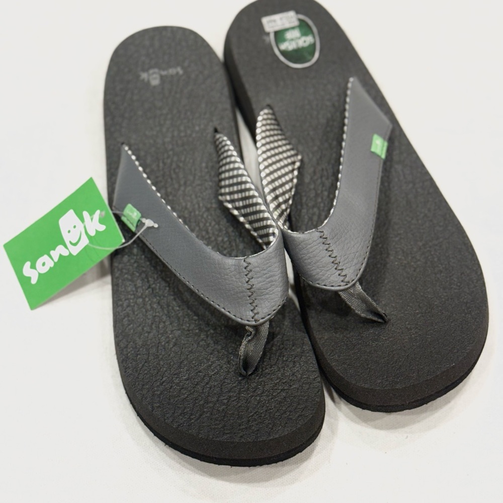 Sanuk Yoga Mat Women's Slip On Flip Flops Color Black and Gray